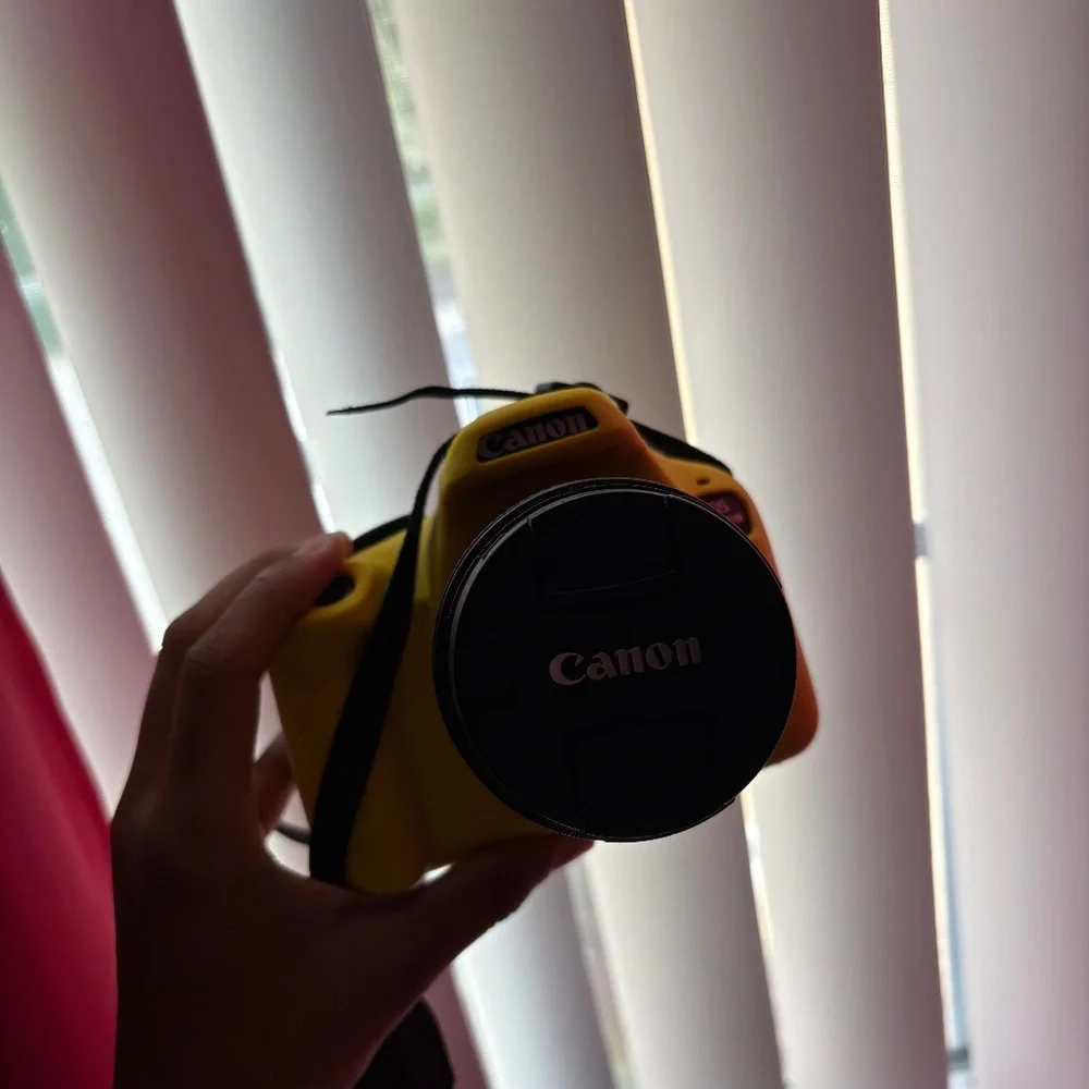Canon camera t100 (used)